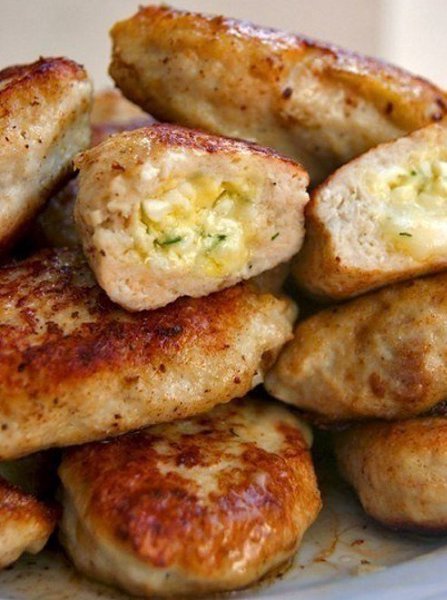 Котлеты с очень вкусной начинкой! Ингредиенты: Для фарша: - 500 куриного фарша - 1 луковица - 1-2 ... - 2