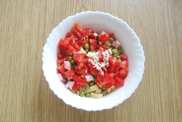 Простой салат с помидорами, горошком и сыром.Ингредиенты:Колбаса вареная — 150 гЯйцо куриное — 3 ... - 6