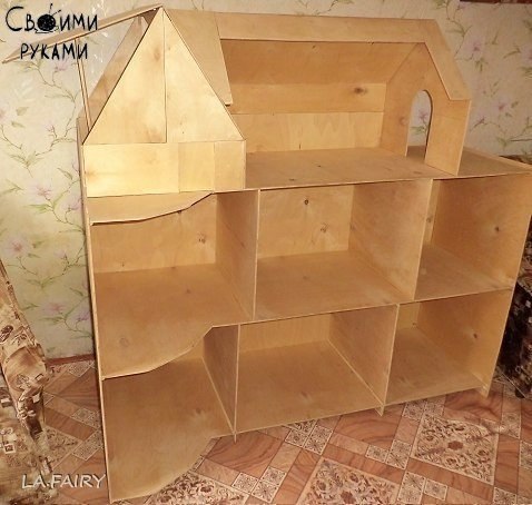 Папа сделал для дочки большой кукольный домик