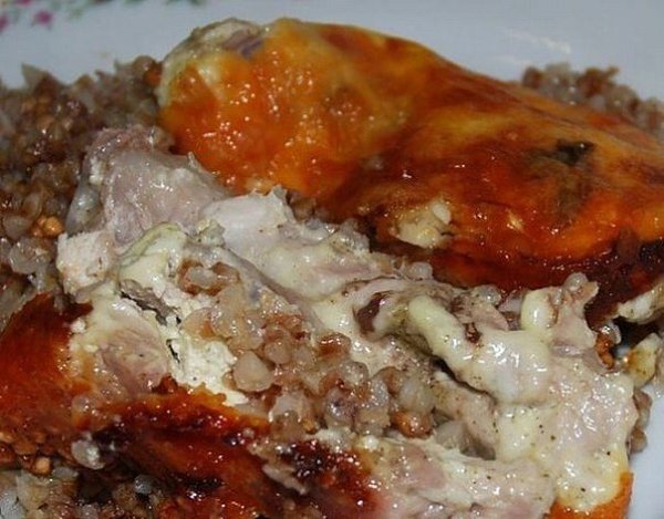 Курица, запеченная с гречкой.Крупа пропитывается соками мяса, получается гречневая каша ...