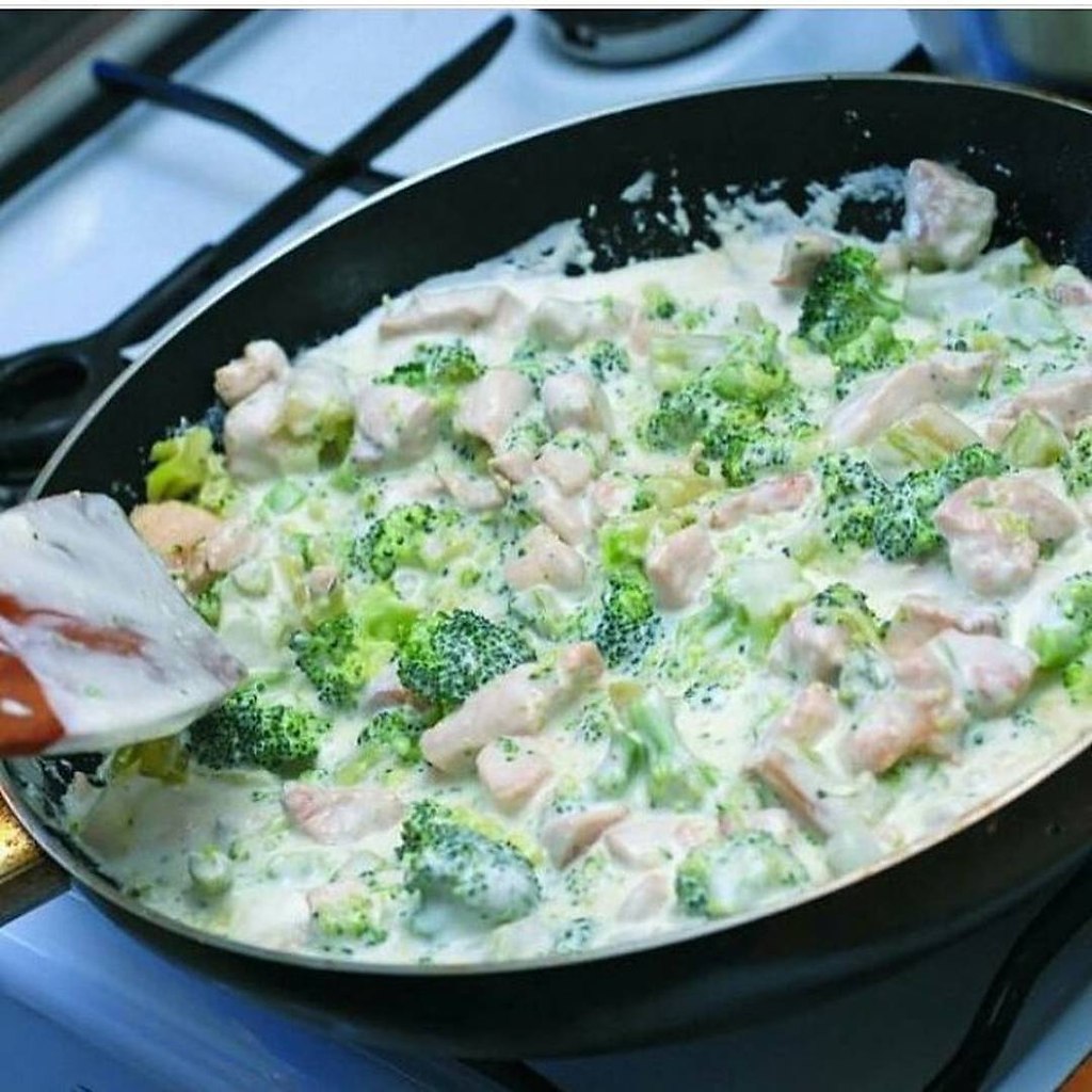 Курица с брокколи и морковью, тушеная в сливках.Калорийность на 100 гр готового блюда - 85 ккалЭто ...