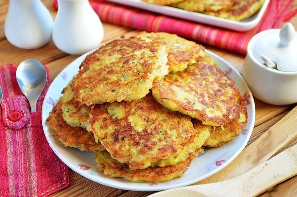 Дранички с ветчиной, сыром и зеленью.Ингредиенты:Картофель — 6 ШтукЛук — 1 ШтукаВетчина — 200 ...