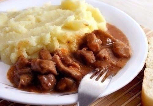 Гуляш с подливкой и картофельным пюре, как в садике. Ингредиенты: Говядина — 0,5 кг Лук репчатый — 1 ...