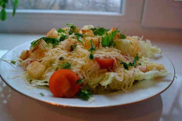 Салат с пекинской капустой, курицей и сухариками.Простой, яркий и очень вкусный салат быстро обретет ...