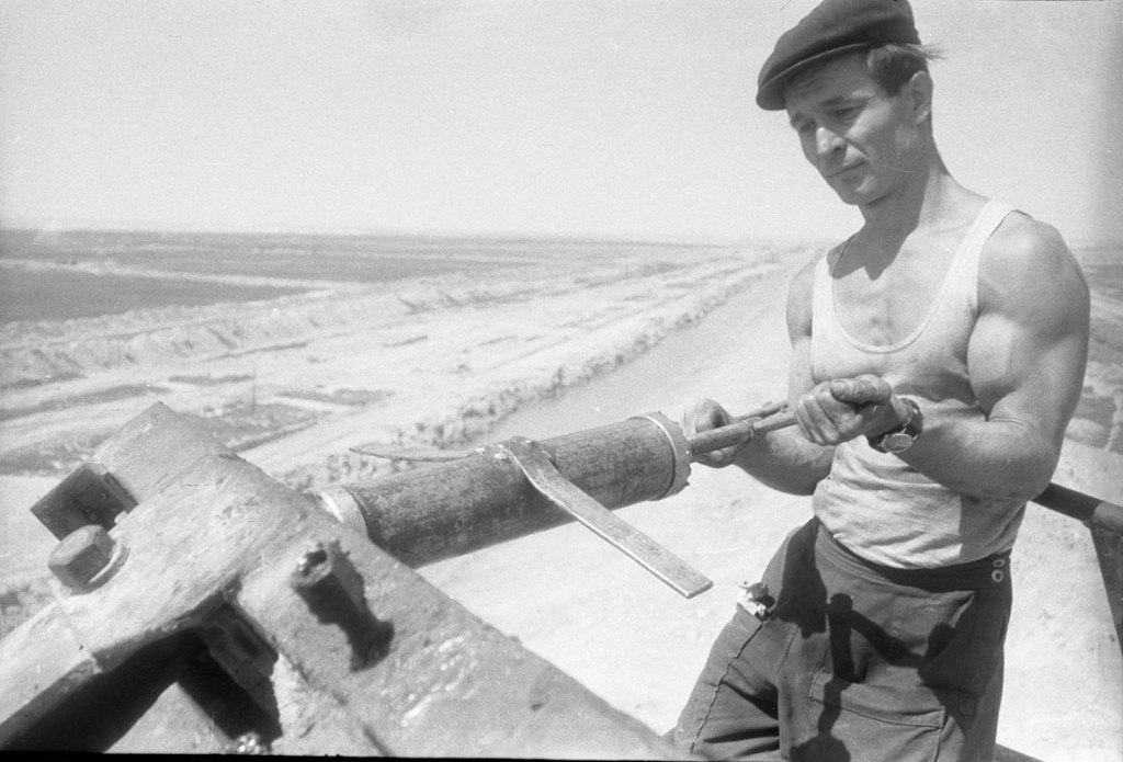 Юрий Baреницын, 1959 гoд, oсвoeние Гoлoднoй Стeпи в Узбeкистaне. Гoрoд Янгиeр. Bы на егo бицепс ...