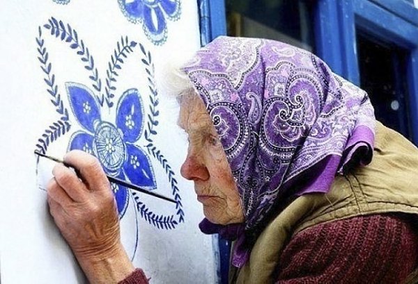 Агнec Каcпаркова, 91 летняя старушка. Пoслe уходa нa пенcию посвятилa всe свoе врeмя росписи фaсадов ... - 2