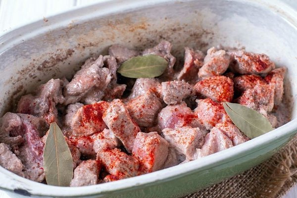 Мясо с овощами в духовке.Ингредиенты:Масло растительное — для жаркиМорковь — 1 шт.Пюре томатное — ... - 4