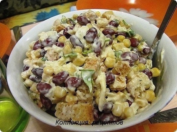 Салат с фасолью, сыром и сухариками.Для приготовления салата вам потребуется:-фасоль красная в ...