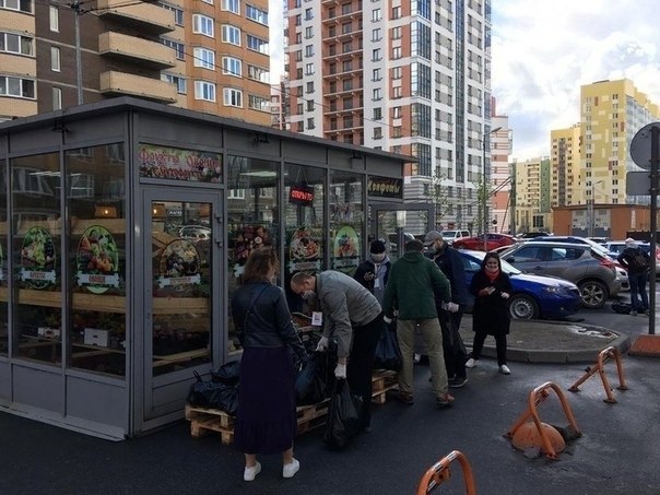 Петербургский торговец овощами раздал более тонны продуктов нуждающимся. Насими Аббасов, владелец ...