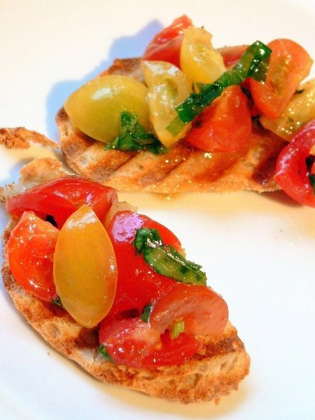 10 самых вкусных блюд итальянской кухни.1. Брускетта (итал. bruschetta) – традиционное ...