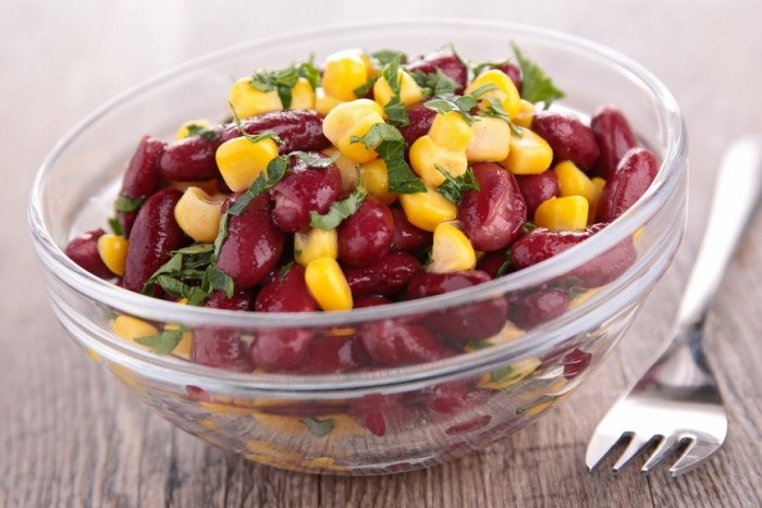 Салат с фасолью и кукурузой .Ингредиенты:Кукуруза - банкаФасоль красная - банкаСыр ~50 гЗубчик ...