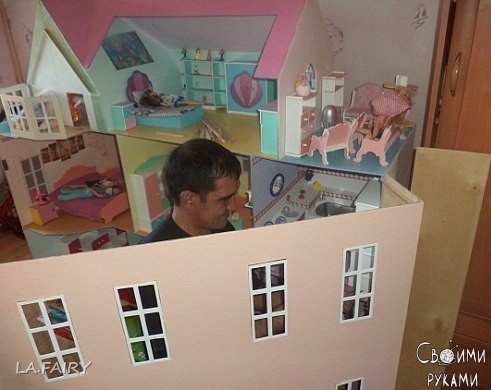 Папа сделал для дочки большой кукольный домик - 5