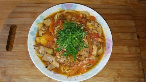 ЛАГМАН С МОЛОДЫМ КАРТОФЕЛЕМ.ИНГРЕДИЕНТЫ: перец болгарский картофель томаты лапша морковь лук мясо ...