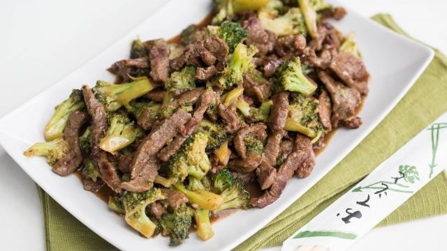 Говядина с брокколи.150 гр. говядины200 гр. брокколи1 ч.л. растительного масласоевый соуст или ...