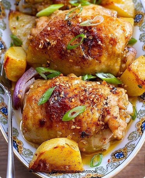 Куриные бедрышки с картофелем.Ингредиенты:Куриные бедра — 6–8 шт.Картофель — 450 гКрасный лук, ... - 2
