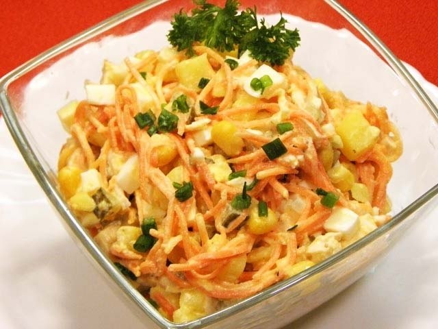 Салат с кальмарами.На 100 гр - 81,95 ккал белки - 9,89 жиры - 3,74 углеводы - 2,36Кальмар (тушка) — ...