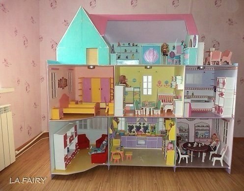 Папа сделал для дочки большой кукольный домик - 4