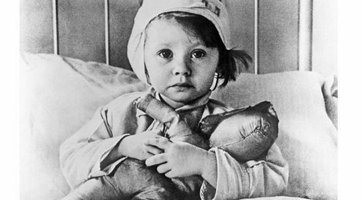 Кукла.Это история про куклу. Про довольно уродливую куклу с нарисованными глазами.Вы бы и в руки ...