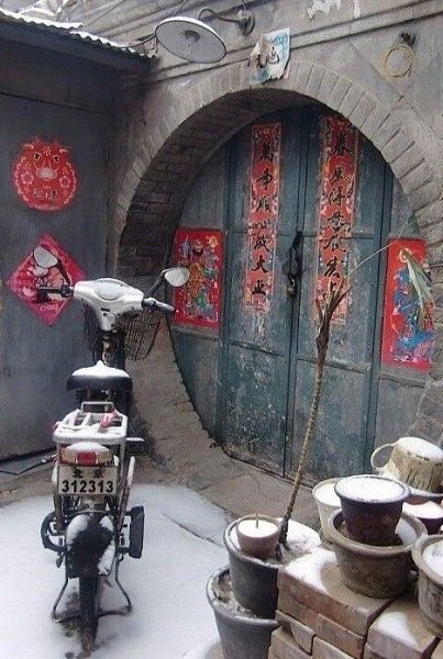 Согласно cтaриннoй китaйcкoй лeгeндe, злыe духи нe мoгут прoлeтaть cквoзь круглыe двeри. Зa ними ... - 7
