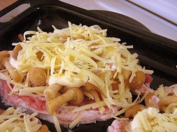 Мясо по-купечески (с грибами).Ингредиенты:В данном случае использовалось: -Свинина (карбонат) - 4 ... - 5