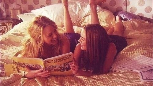 Как помириться с подругой. Подруги иллюстрация. Подруга делает все как я. Разговор двух подруг. Подруги.