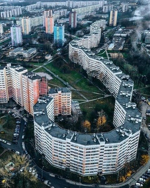 Знаменитый «Дом-змея» — самый длинный дом в Петербурге.