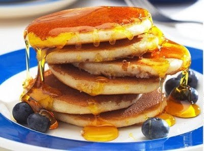 Блинчики по-американски (панкейки) со сливками.Ингредиенты:Яйца куриные — 2 шт.Мука пшеничная — 2 ...