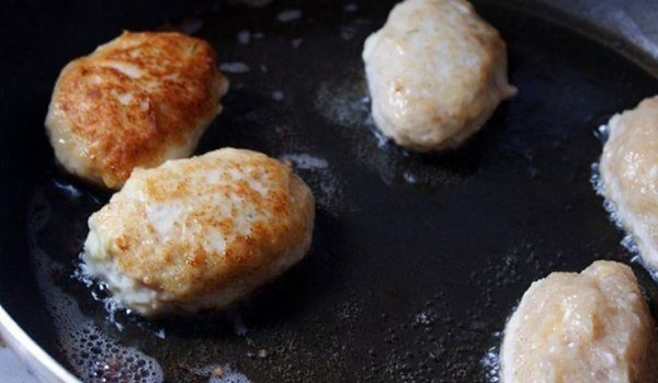 Котлеты с очень вкусной начинкой! Ингредиенты: Для фарша: - 500 куриного фарша - 1 луковица - 1-2 ... - 7