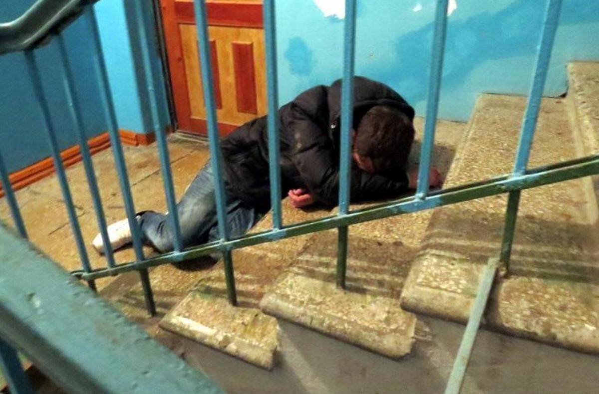 Онлайн В Подъезде