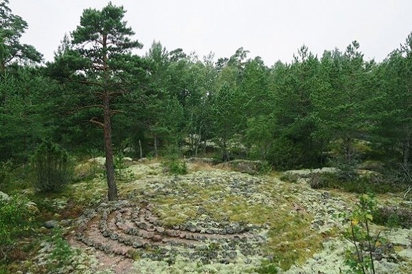 На острове Крутояр есть загадочный лабиринт. На острове Крутояр, буквально в нескольких километрах ... - 3