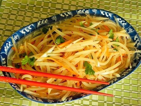 Салат из сырой картошки.Картошка получается не мягкая, а чутка с хрустом.Сразу поспешу успокоить ... - 5