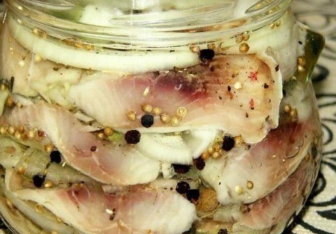Вкусная и быстрая селедка в маринаде.Ингредиенты: сельдь – 2 шт., лук – 1-2 большого размера, уксус ...