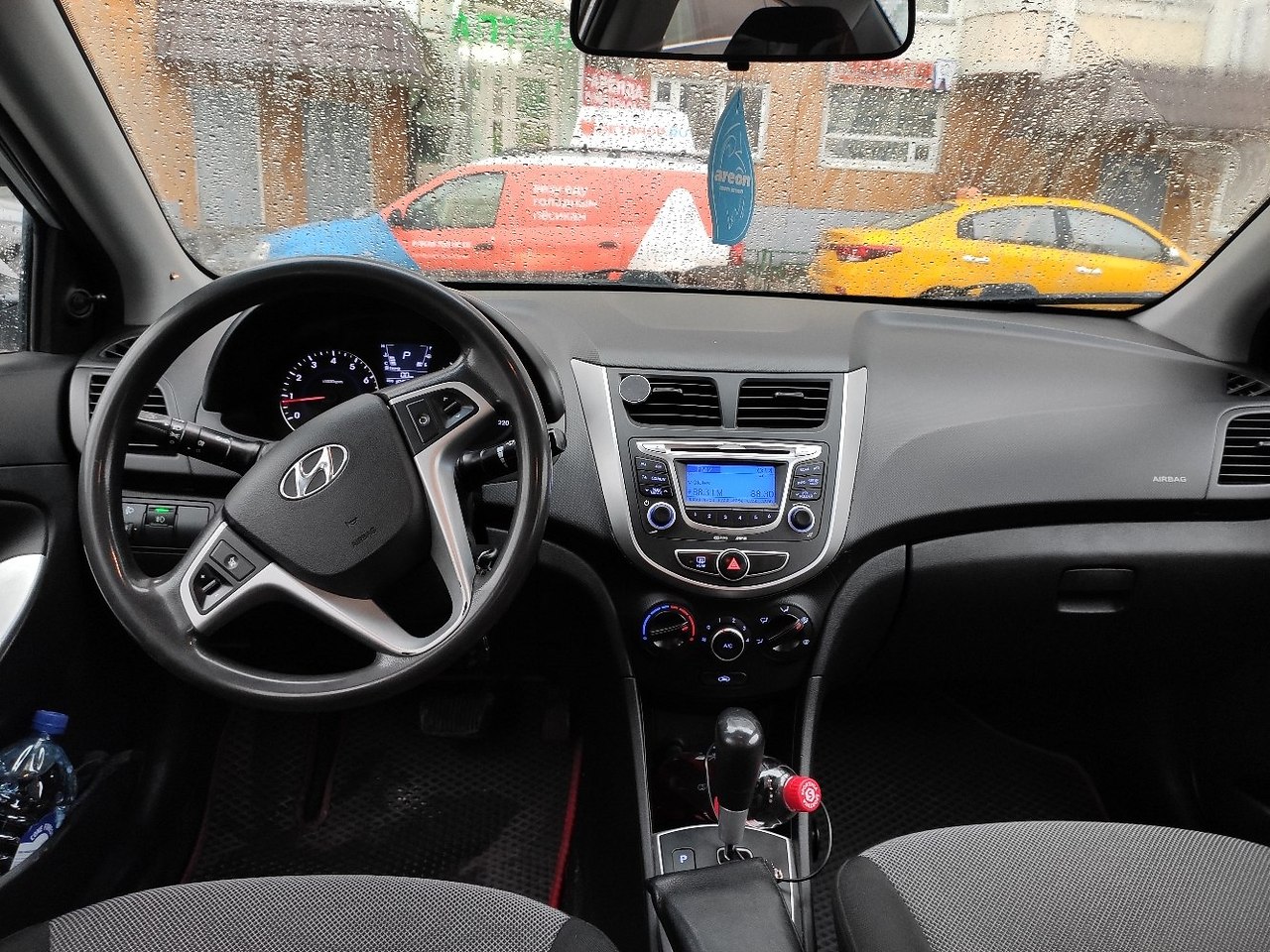 Салон солярис 2013. Hyundai Solaris 2013 салон. Солярис планшет в салоне. Дверь Солярис 3. Испорченный салон Хендай Солярис.