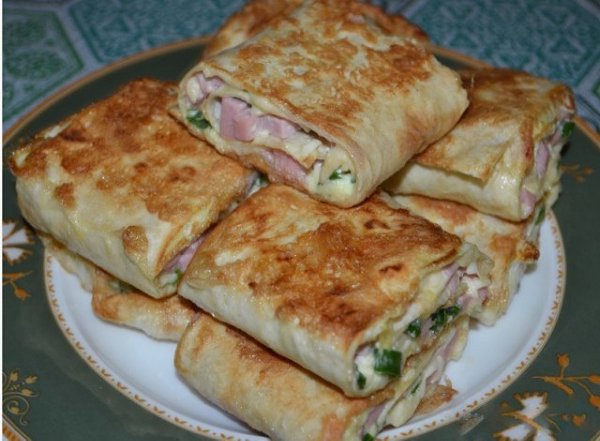 Жареный лаваш с колбасой и сыром.Для приготовления жареного лаваша с колбасой и сыром ...