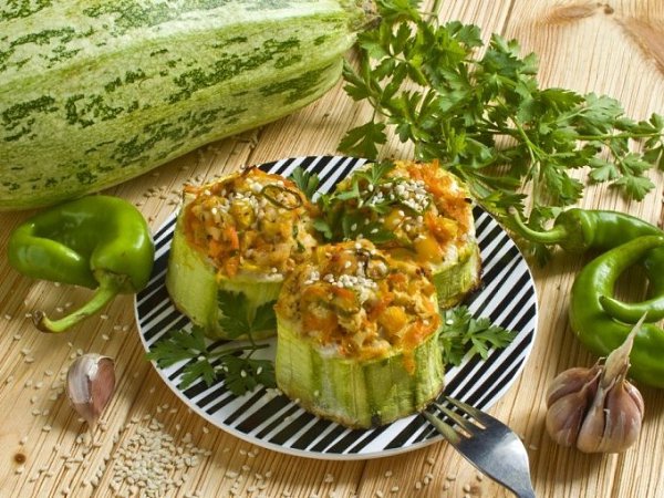 Фаршированные кабачки.КБЖУ на 100г: 99/9,5/0,5/4кабачки небольшие 2штфарш индейки 200г1 яйцойогурт ...