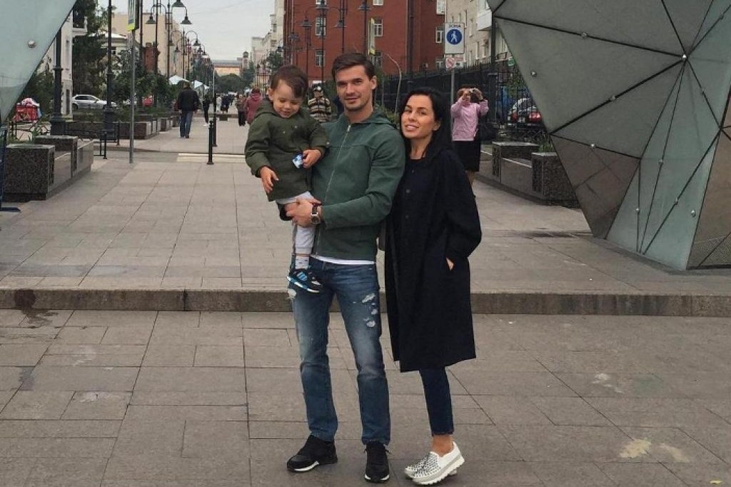 Денис денисов с женой фото Это свинство!" Жена Паршина прокомментировала разрыв контракта с "Металлургом