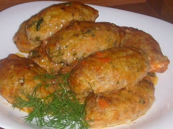 Ленивые голубчики. Ингредиенты: Фарш-250 грамм, капуста 250 грамм, 0,5 стакана риса, 1 ...