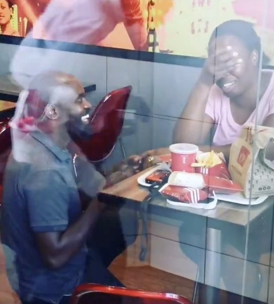 Этот парень решил сделать предложение своей девушке в KFC, и за это его высмеяли в соцсетях. .Но ... - 4