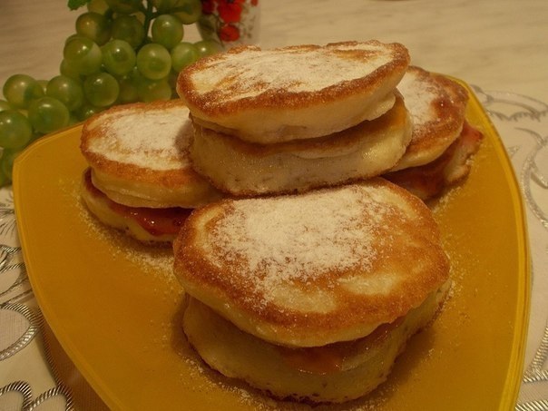 Манные оладьи с джемом.Тесто: 150 г манки, 50 г муки, 1 яйцо, 1 ч.л дрожжей ( не с верхом ), 2 ст.л. ...