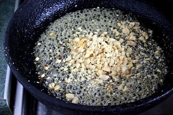 Новогодний шоколадный торт с грильяжем.Нежный шоколадный мусс и вкуснейший грильяж с фундуком - это ... - 6