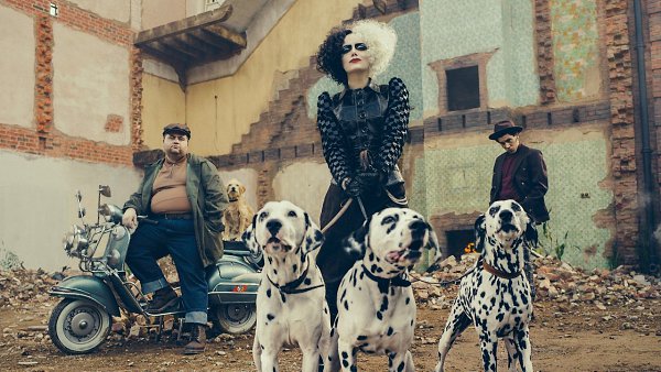 Кинокомпания Disney представила новый трейлер фильма Круэлла с актрисой Эммой Стоун.