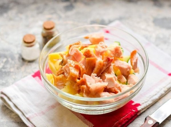 Салат с копченой курицей и свежим огурцом.Ингредиенты:Картофель — 150 гКурица копченая — 200 гОгурцы ... - 3