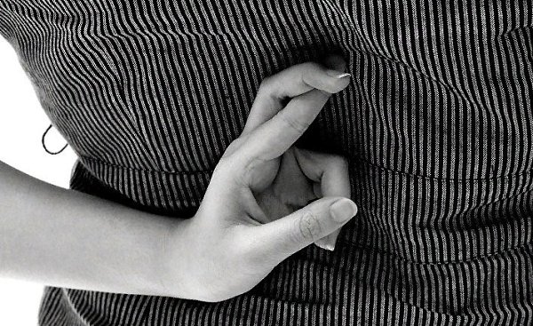 КАК РАСПОЗНАТЬ ЛЖЕЦА ПО РЕЧИ. 1. Задавайте вопросы и всегда следите за тем, что начинает отвечать ...