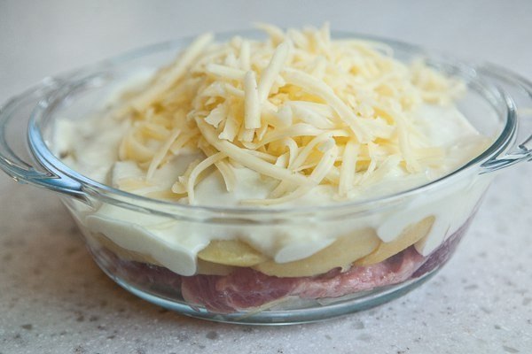 МЯСО ПО-КАПИТАНСКИ .ИНГРЕДИЕНТЫ: 300-400 граммов свинины 4 средних картофелины 1 средняя ... - 5