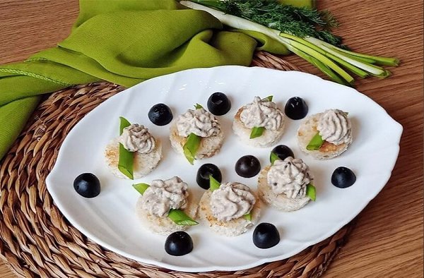 Форшмак со сливочным сыром и оливками.Ингредиенты:Сельдь — 2 филе Яблоко — 0,5 шт. Лук репчатый — 1 ...