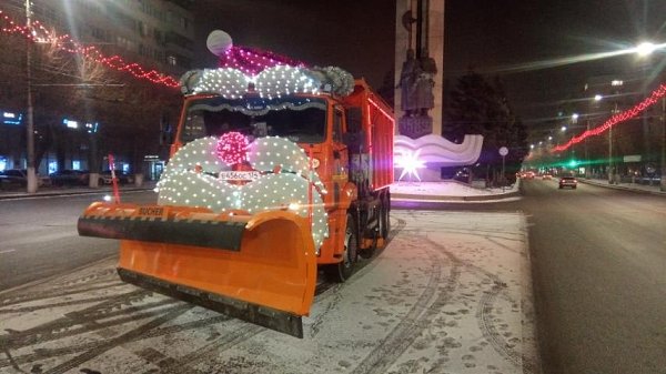 Петр Бирюков: Коммунальную технику в Москве украсили к Новому году. Коммунальную технику украсили в ...