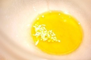 Печеный картофель дольками.Ингредиенты: Картофель для запекания — 1 кгЧеснок — 4 зубчикаРозмарин — 2 ... - 4