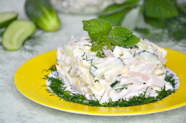 Для любителей морепродуктов салат с кальмаром. кальмар - 3 тушки помидор - 2 небольших сыр - 100 гр ... - 3