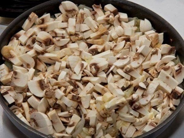 Рулетики мясные к праздничному столу.Ингредиенты:Свиное филе - 700 г.Грибы - 500 г.Лук репчатый - 2 ... - 2