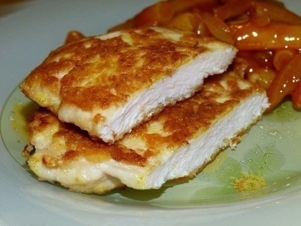 Очень нежные куриные отбивные с хрустящей сырной корочкой.Под хрустящей сырной корочкой скрывается ...
